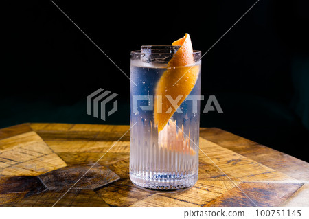 Cocktail gin whisky zacapa on the vintage wooden bar 100751145