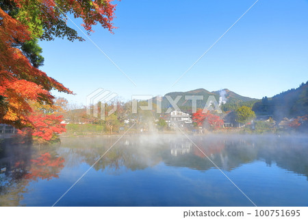 由布院的秋天景色映照在晨霧殘留的金鱗湖湖面上 100751695