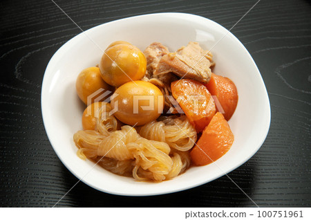 chicken kumquat, stewed dish 100751961