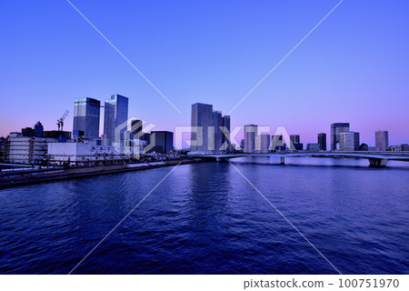 Evening view of LaLaport Toyosu high-rise condominium seen from Toyosu Ohashi Bridge 100751970