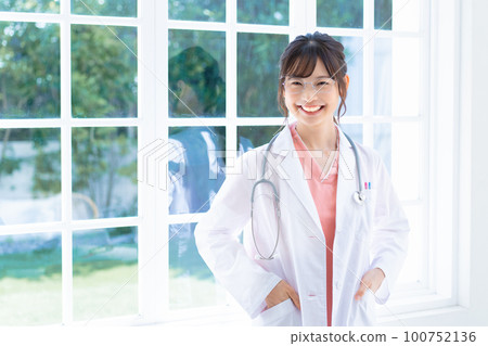 戴眼鏡的年輕女醫生 100752136
