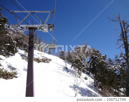 滑雪纜車和藍天 100752794