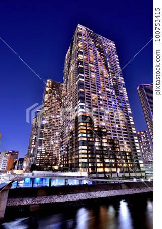 Night view of Du Tour WEST building and The Tokyo Towers Mid Tower seen from Asashio Kobashi Night view of Du Tour WEST building and The Tokyo Towers Mid Tower seen from Asashio Kobashi 100753415