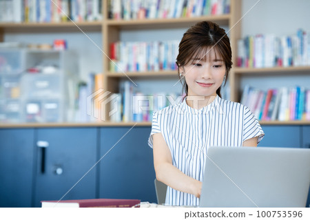 在圖書館使用筆記本電腦的年輕女性 100753596