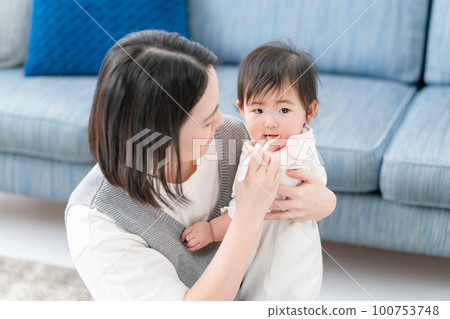 嬰兒吃嬰兒食品 100753748