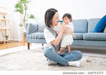嬰兒吃嬰兒食品 100753757