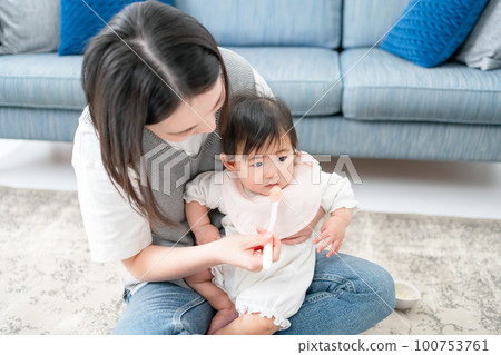 嬰兒吃嬰兒食品 100753761