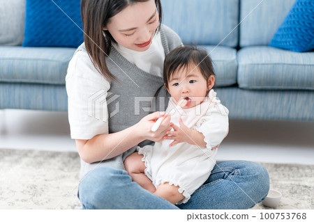 Baby eating baby food 100753768