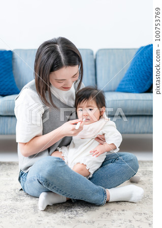 Baby eating baby food 100753769