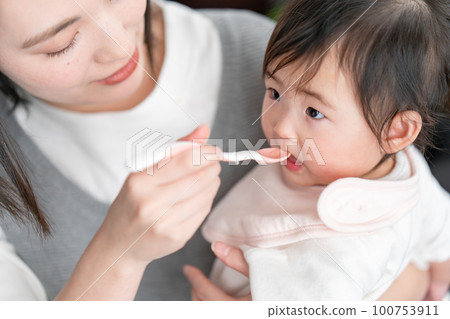 Baby eating baby food 100753911