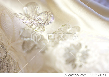 白色立體圖像剪裁和服婚紗禮服圖像照片 100754341
