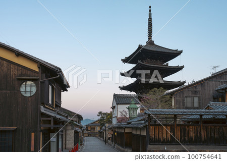Tower of Yasaka in Kyoto 100754641