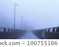 被霧覆蓋的道路 100755166