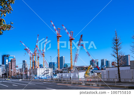 品川建築施工，高輪門戶，品川，晴朗的天氣，15 號公路，東京的城市景觀 100755810