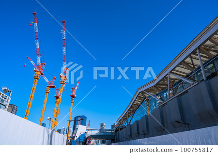 品川建築施工，高輪門戶，品川，晴朗的天氣，15 號公路，東京的城市景觀 100755817