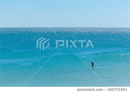 Silhouette of a man who does SUP (SUP) in the beautiful sea of Australia 100755893