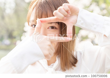 young woman framing 100758006