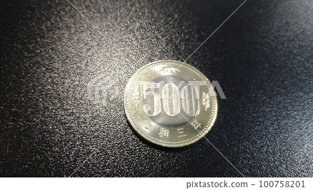 Glittering 500 yen coin 100758201