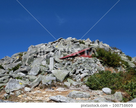 秋天晴朗的上念山（前上念山附近的避難所） 100758609