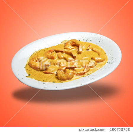 Floating White plate with baked shrimps and curry sausage 100758708