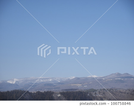 Blue sky and mountains (Hakodate, Hokkaido) 100758846