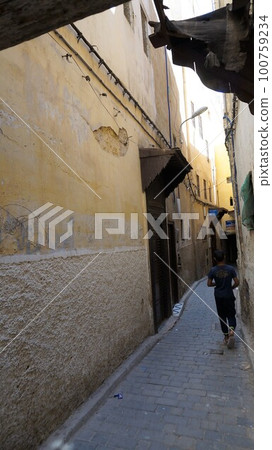Back alley in the old town [Fez Morocco] 100759234