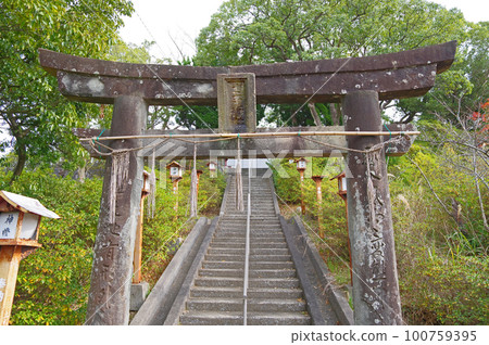 福岡縣田川市圓山公園的鳥居和 Juniso 神社的入口 100759395
