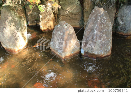 兵庫縣神戶市北區:有馬溫泉碳酸泉公園前的碳酸水池塘 兵庫縣神戶市北區:有馬溫泉碳酸泉公園前的碳酸水池塘 100759541