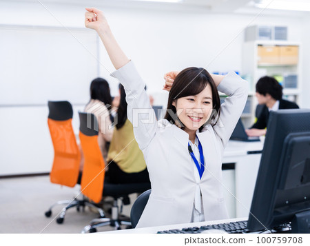 A business person who is immersed in a sense of openness after work A business person who is immersed in a sense of openness after work 100759708
