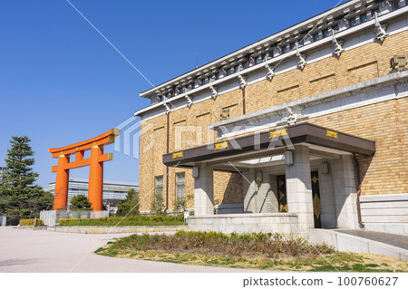Kyoto City Kyocera Museum of Art (Kyoto Municipal Museum of Art) and Heian Shrine Otorii Kyoto City Kyocera Museum of Art (Kyoto Municipal Museum of Art) and Heian Shrine Otorii 100760627