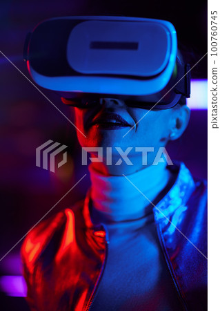 elegant business woman in vr headset on dark background 100760745