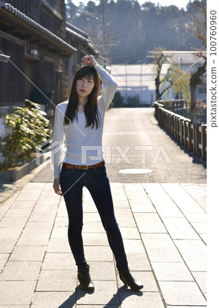 Young stylish woman posing in Koedo Sawara 100760960