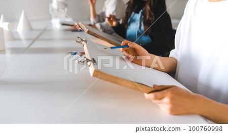 draw a sketch 100760998