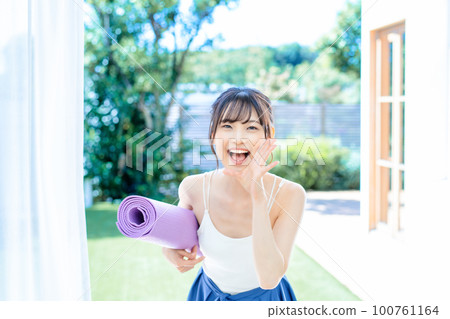 帶瑜伽墊的年輕女子 100761164