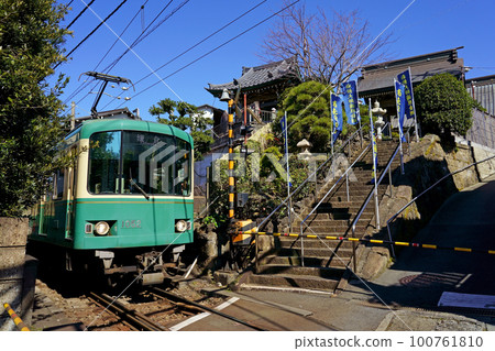 Koshigoe 的 Manpukuji 寺,在通往入口和 Enoden 1000 系列的台階前有一個鐵路道口 Koshigoe 的 Manpukuji 寺,在通往入口和 Enoden 1000 系列的台階前有一個鐵路道口 100761810