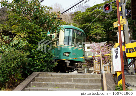 鳥居和 Enoden 1000 系列前有鐵路道口的御陵神社 100761900