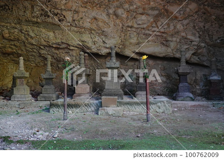 Ashikaga Tadayoshi's Tomb Ashikaga Tadayoshi's Tomb 100762009