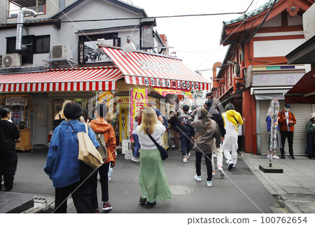 Nakamise Street is bustling with people visiting Senso-ji Temple. 100762654