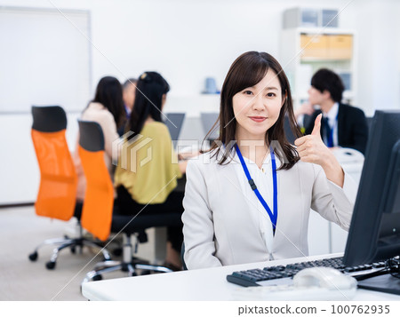 給出好兆頭的商務人士 給出好兆頭的商務人士 100762935