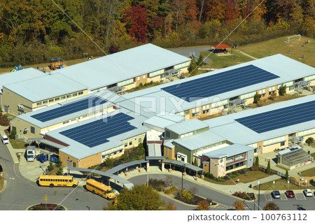 Aerial view of american school building with rooftop covered with photovoltaic solar panels for production of electric energy 100763112