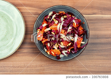 Salad with chicory and orange 100763808