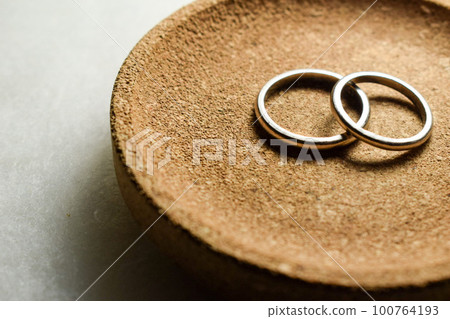 wedding ring 100764193