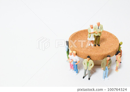 Image of young people supporting the elderly Image of young people supporting the elderly 100764324