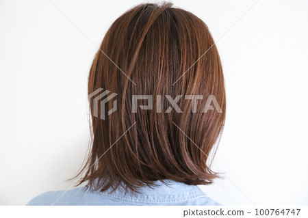 女人的背影，頭髮蓬鬆 100764747