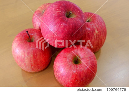 red sweet apple image red sweet apple image 100764776