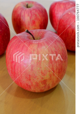 red sweet apple image red sweet apple image 100764777