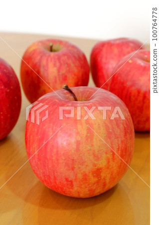 red sweet apple image red sweet apple image 100764778