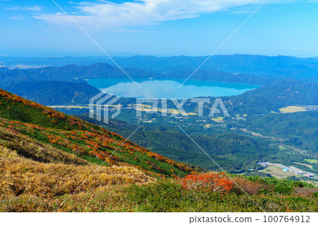 Climbing Mt. Akita-Komagatake in autumn colors Lake Tazawa from the trail 100764912