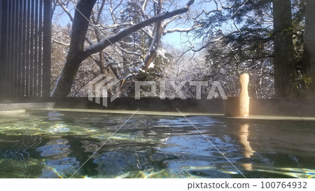 Open-air bath and snowscape　 100764932