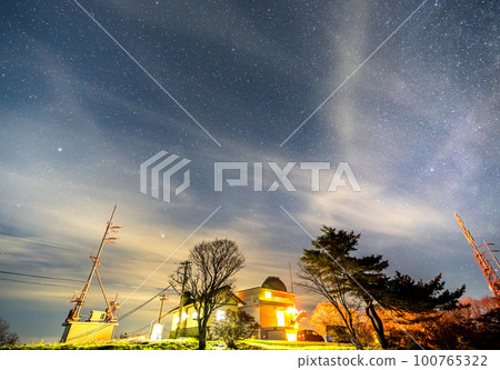 室根山天文台和夜晚的星空 室根山天文台和夜晚的星空 100765322
